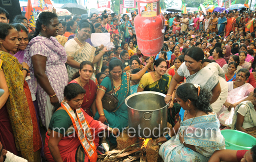 BJP Mahila Morch Protest in Mangalore